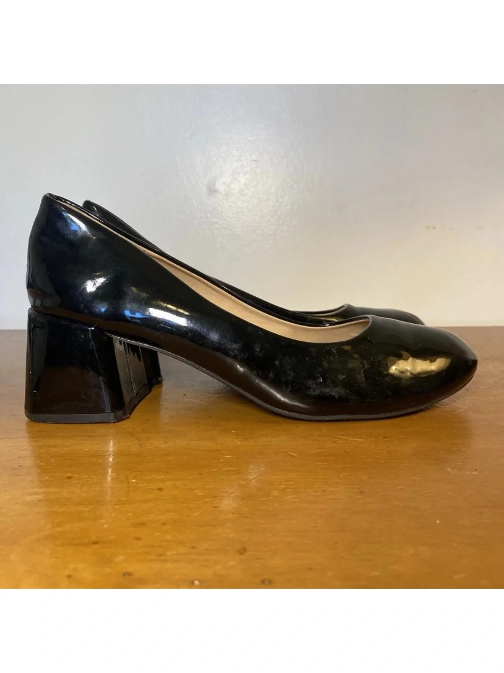 Women’s 8.5 Faux Patent Vegan Leather Pumps Mid Heels Glossy Shiny Black Round